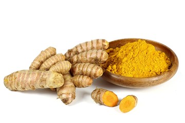 Kurkuma Gew&uuml;rzpulver und Rhizome isoliert auf wei&szlig;em Hintergrund