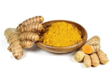 Kurkuma Gewürzpulver und Rhizome isoliert auf weißem Hintergrund