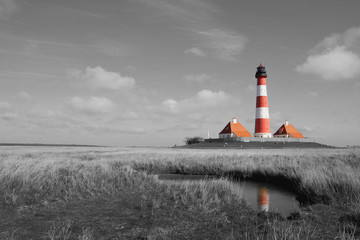Roter Leuchtturm Westerhever auf schwarz-weiß