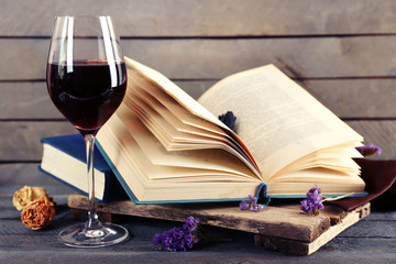 Belle composition avec verre de vin avec de vieux livres sur table close up