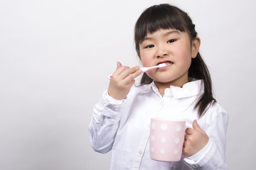 歯を磨く女の子