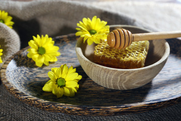 Obraz na płótnie Canvas Honeycomb in bowl on tray on wooden table