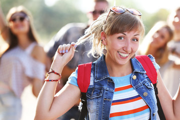 Obraz premium Pretty girl with friends, outdoors