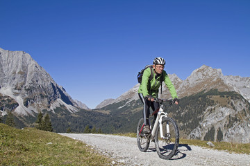 Fototapeta premium Mountainbiken im Karwendel