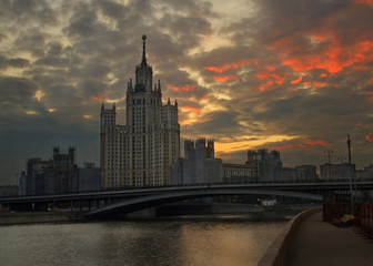 Fototapeta na wymiar sunrise in the center of Moscow.