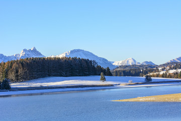 Obraz premium Winteridylle am Forggensee bei Niedrigwasser