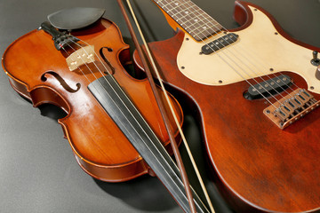 Fototapeta premium Electric guitar and violin on grey background