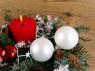 Weihnachtsdekoration vor Holzwand.