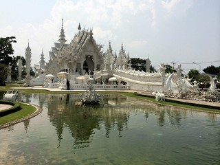 Fototapeta na wymiar white temple in thailand