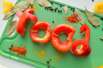 Слово "Food" вырезанное из перца
