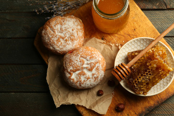 Naklejka premium Honeycombs on plate, hot buns on wooden background