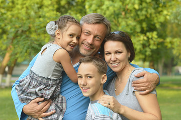Obraz premium Family resting in summer park