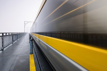 Carruagem de Metro na Ponde Dom Luis na cidade do Porto