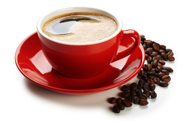 Une tasse rouge de boisson savoureuse et de grains de café dispersés, isolés sur blanc