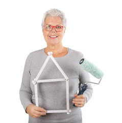Seniorin mit Malerutensilien