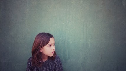 Retrato de niña sobre fondo verde