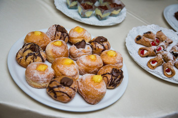 Assortimento di pasticcini su piatti bianchi