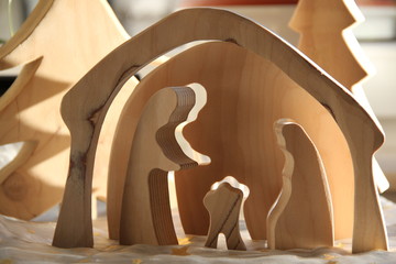 Einfache kleine Weihnachtskrippe aus Kiefenholz