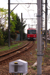 町を走り抜ける電車