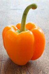 poivron orange sur table en bois 