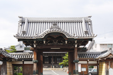 竹鼻別院の門