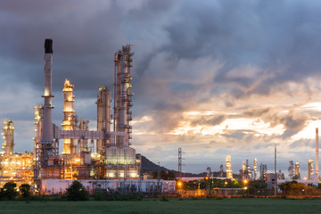 Obraz na płótnie Canvas Oil Refinery factory at dark
