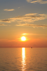 Obraz premium Offshore Production Platform in Sunset Time with Yellow Sky