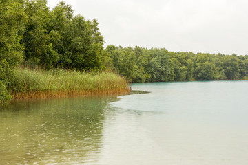 See in Deutschland während einem Regenschauer
