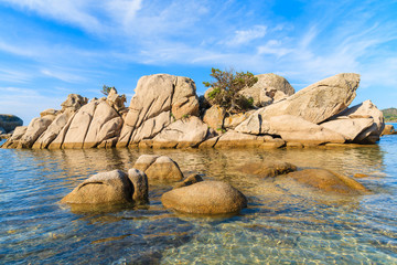 Rochers dans l& 39 eau de mer sur la plage de Palombaggia, Corse, France
