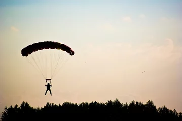 Crédence de cuisine en verre imprimé Sports aériens Parachutiste dans le ciel volant vers le soleil