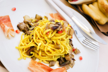 Tagliolini with radicchio and prosciutto