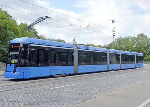 Трамвай на улице Мюнхена (Германия)