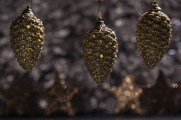 Goldene Tannen Zapfen hängen als Weihnachts Dekoration, Glitzer
