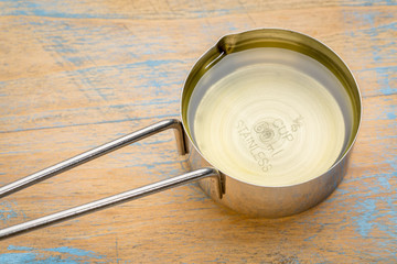 avocado oil in measuring cup