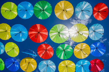 Fototapeta na wymiar Paraguas Estructura de paraguas de todos los colores