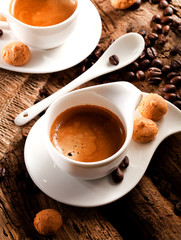 Tasse Kaffe (espresso) auf einem holz hintergrund 