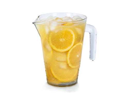Glaskanne mit Zitronensaft und Eisw&uuml;rfel
