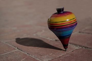 Trompo: Famoso juguete de nuestra infancia, el trompo de colores hecho en Teocaltiche, México - obrazy, fototapety, plakaty
