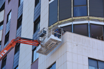 obreros instalando las ventanas de un edificio