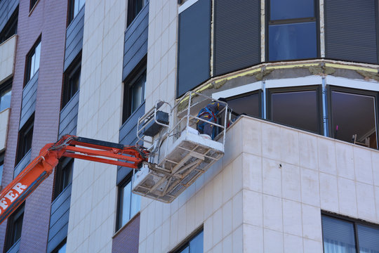 obreros instalando las ventanas de un edificio
