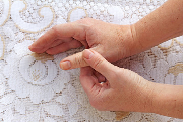 Schmerzende geschwollene Finger und Hände