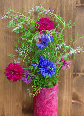 Букет васильков в вазе из камня