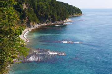 Obraz premium Amazing view from the high rock on a beautiful seashore with reefs