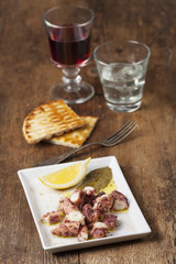 griechischer Oktopus mit Wein auf Holz