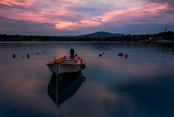 Fototapeta na wymiar Lonely boat in the bay at sunset
