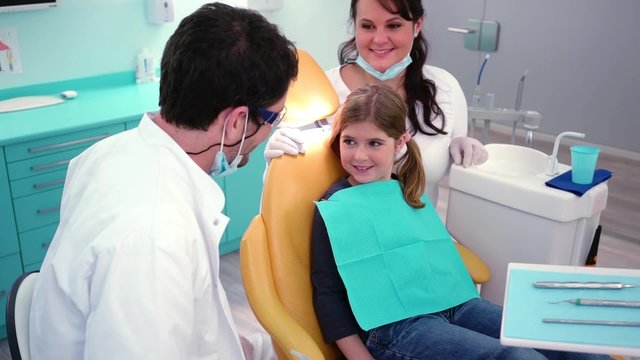 Zahnarzt erkl&auml;rt Kind Zahnreinigung und Prophylaxe