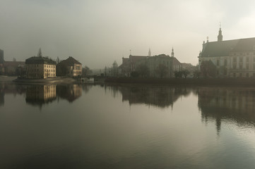 Fototapeta na wymiar Miasto nad rzeką