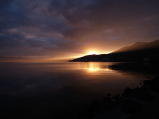 夜明け前の湖と輝く空