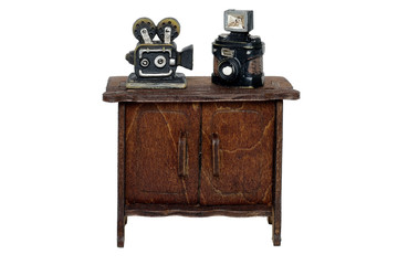 ミニチュアの映写機とカメラとチェスト（１００円ショップの大量生産品）