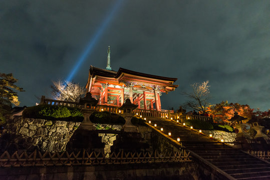 京都　世界遺産　ライトアップされた清水寺